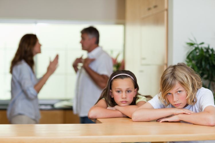 Membantu Anak Mengatasi Proses Perceraian